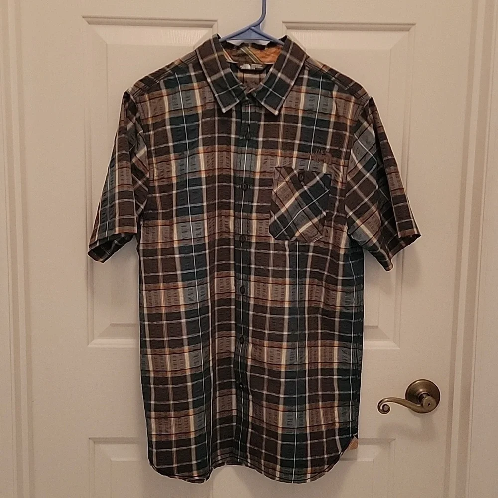 The North Face Short Sleeve Shirt, Button Down, Textured Fabric, Size M, NWOT.